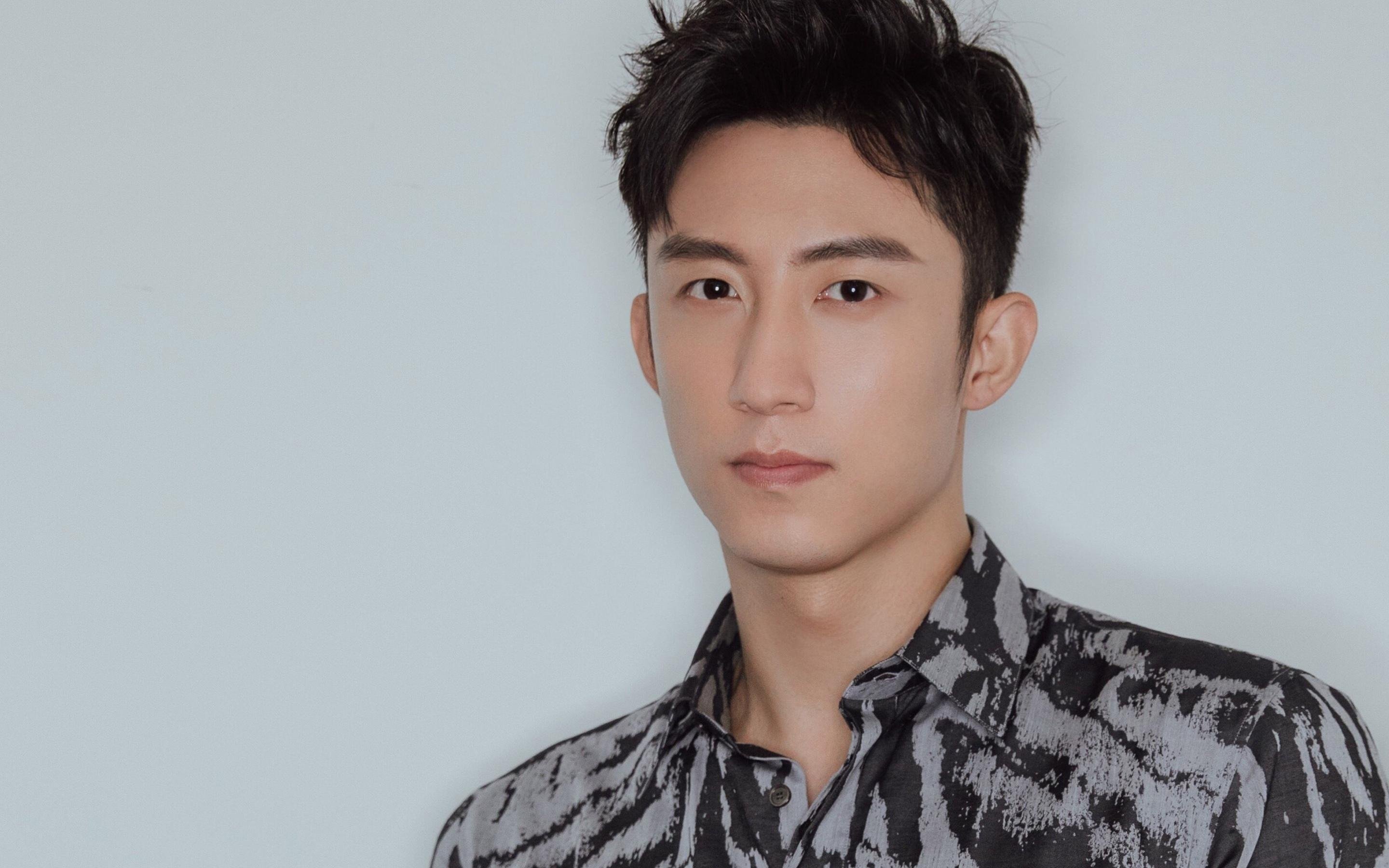 AC米兰-英超英豪纷争:斗志高昂点燃赛场,英豪超跑俱乐部百科